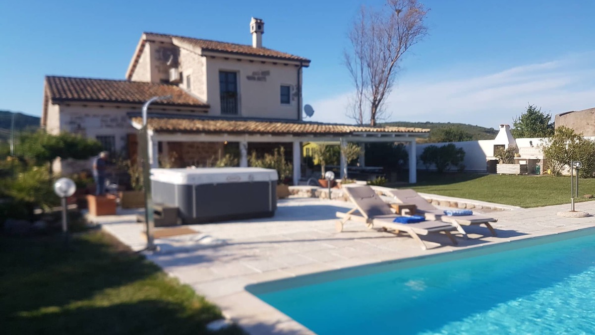 Uri Villa | Villa con Piscina Privata e Jacuzzi esterna idromassaggio.