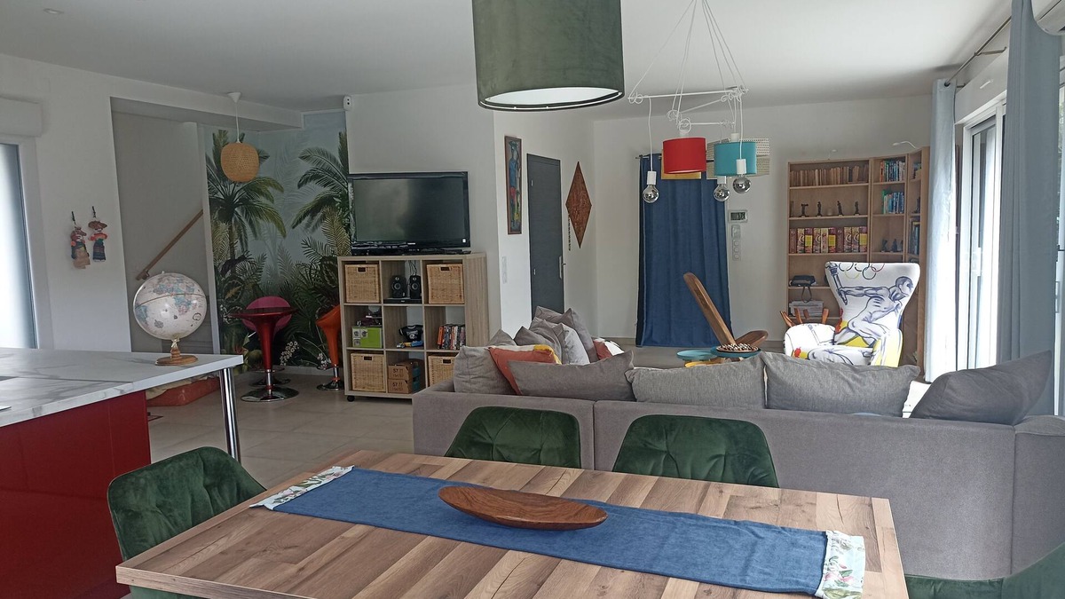 Boulouris-sur-Mer Villa | Villa Contemporaine sur un Terrain Arboré et Équipée D'un Jacuzzi