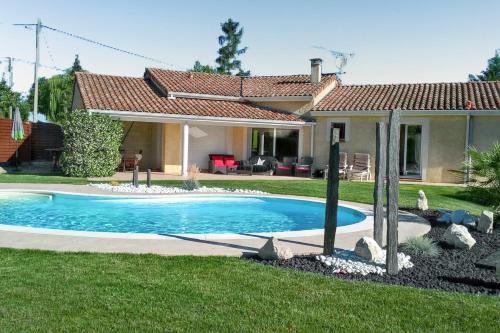 Paulhac Villa | Villa Contemporaine à Paulhac avec Piscine Privée et Jardin