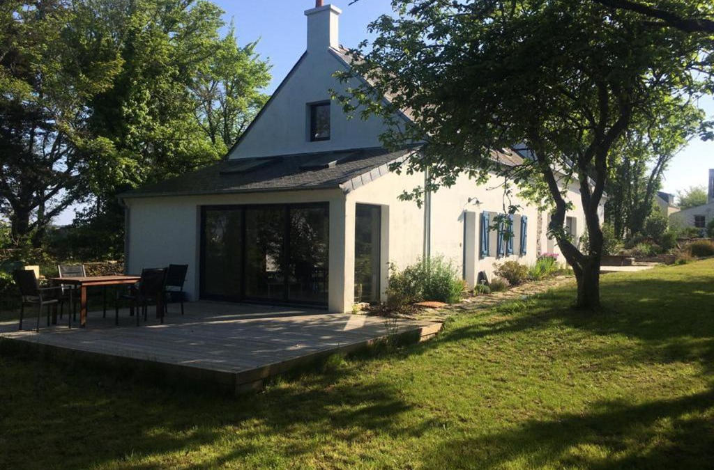 Locmaria House | Villa Contemporaine avec Jardin, à 1,5 km de la Plage: 8 pers., 2 Terrasses, Wi-Fi, Baignoire Balnéo - FR-1-418-198