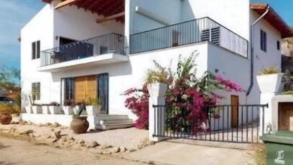 Soto Villa | Villa Coral Cliff 🇨🇼 5-bedroom beach house with Pool, AC, WiFi, Sleeps 10