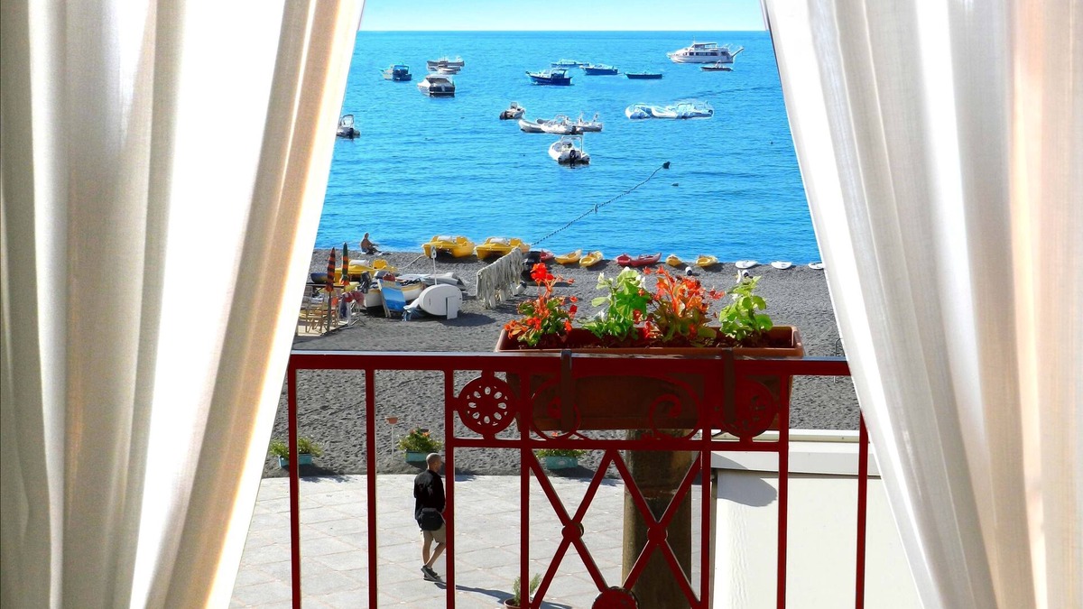 Positano City Centre Apartment | Villa Costanzo - Beach Front - Air Conditioned and Free Wi- Fi