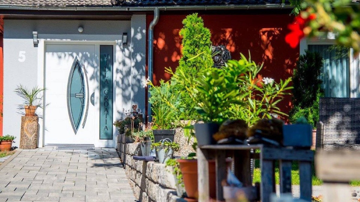 Klingenberg am Main House | Villa Croatia & Restaurant Adria