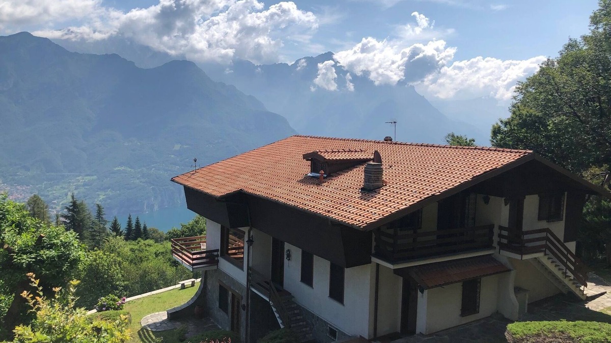 Civenna Bed & Breakfast | Villa D'ALBA with spectacular views of the mountains and Lake Como QUEEN SUITE