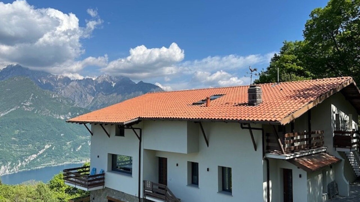Civenna Bed & Breakfast | Villa D'ALBA with spectacular views of the mountains and Lake Como KING suite