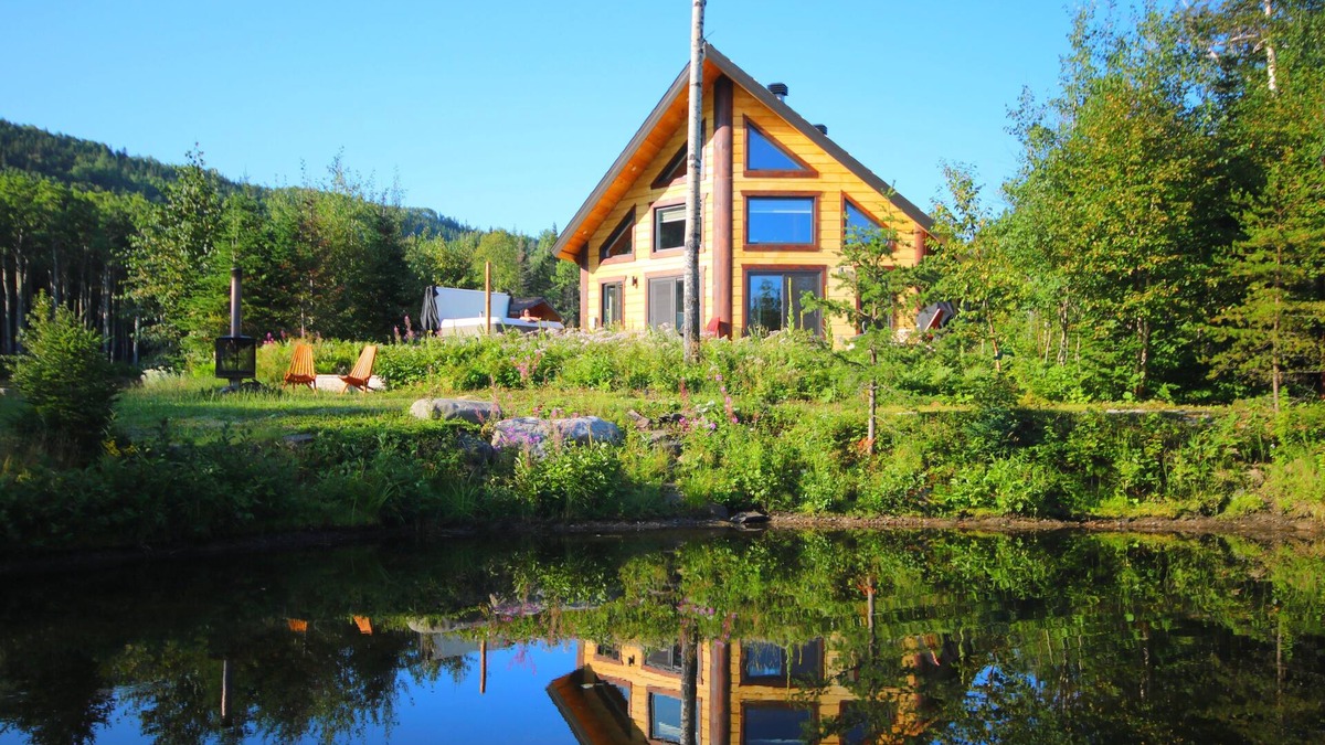 Saint-Simon Ski Chalet | Villa du Renard, Beautiful, Private Jaccuzi, acces St-Laurence river.