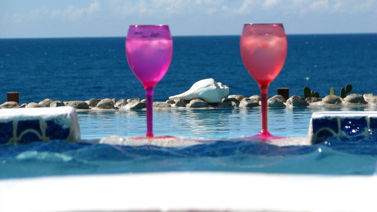 Treasure Beach Villa | Villa de la Sable located on the edge of the sea with spectacular views