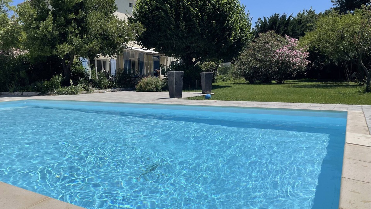 Montelimar Villa | Villa de Maître, Piscine et Grand Jardin en Plein Montelimar