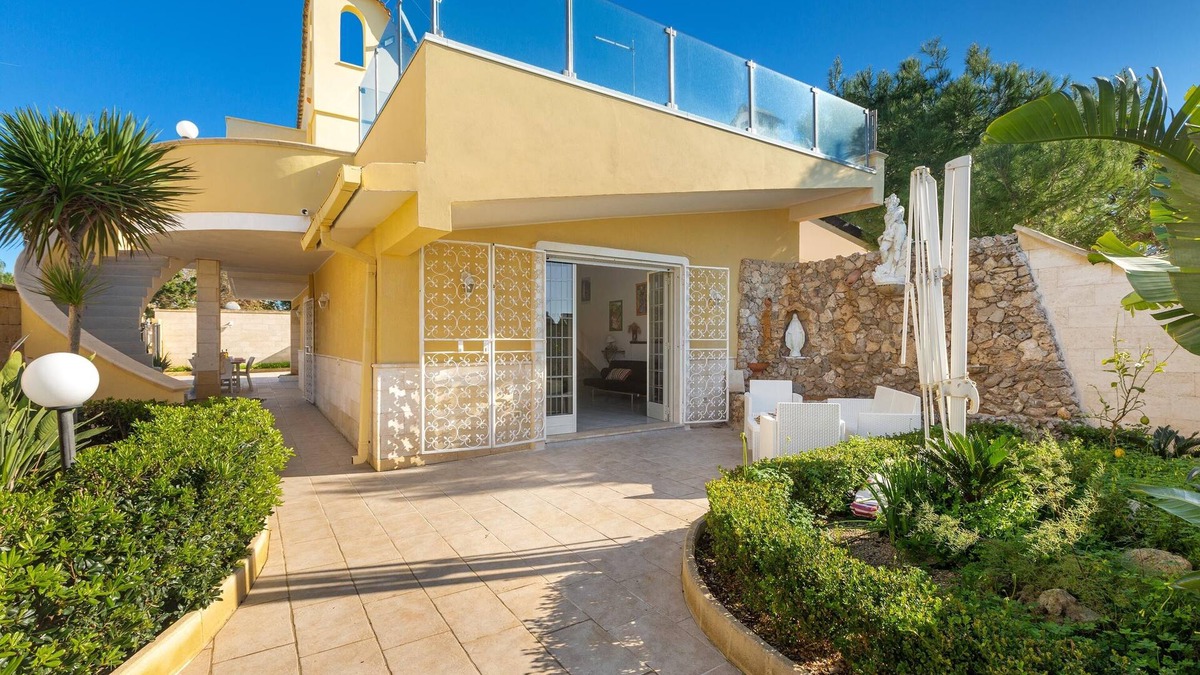 Torre Squillace Villa | Villa degli Eucalipti by BarbarHouse