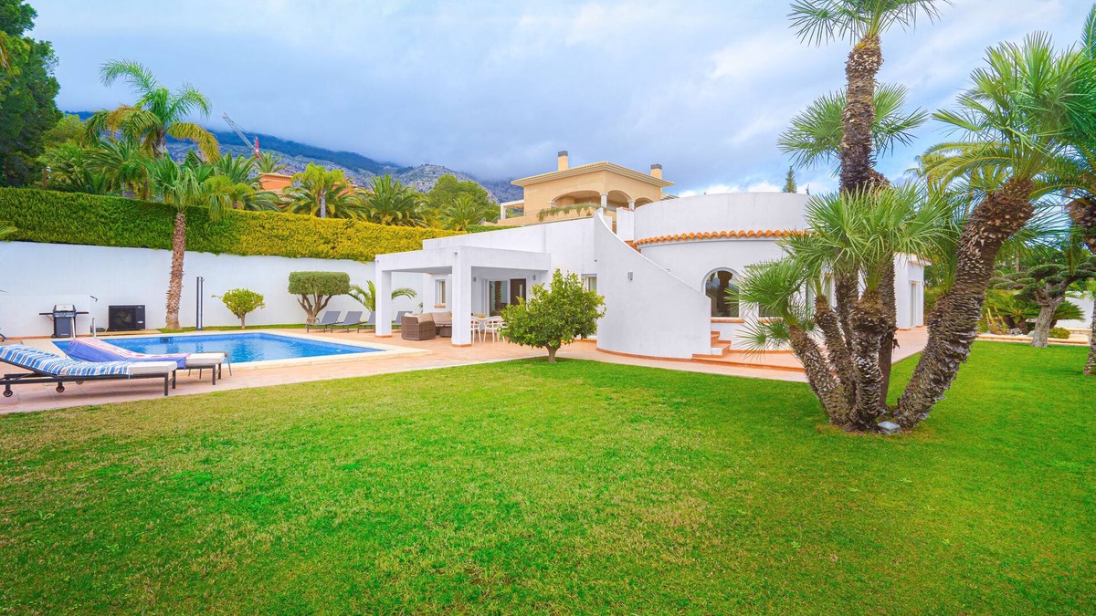 Altea la Vella Villa | Villa del Maestro is a luxury villa in quiet residence close to golf