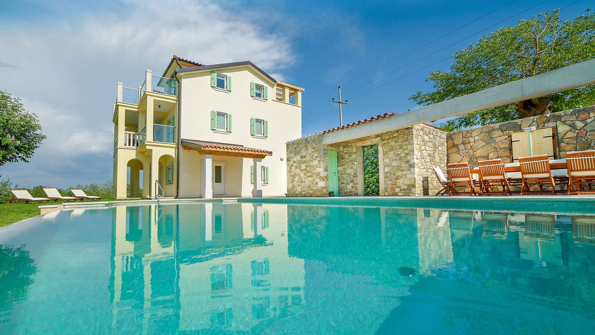 Motovun Villa | Villa Demetra with infinity pool,8 persons, spectacular view of Motovun