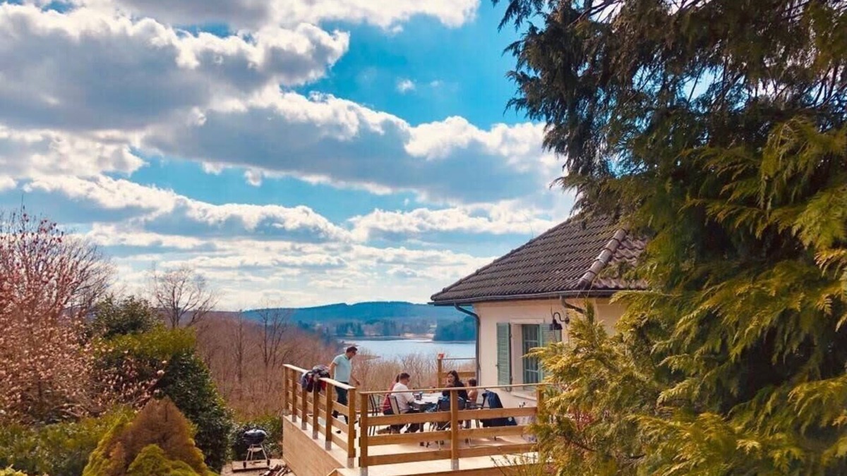 Moux-en-Morvan Villa | Villa des Suisses with Jacuzzi & View of Lake des Settons