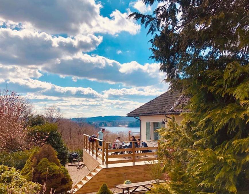 Moux-en-Morvan Villa | Villa des Suisses with Jacuzzi & View of Lake des Settons