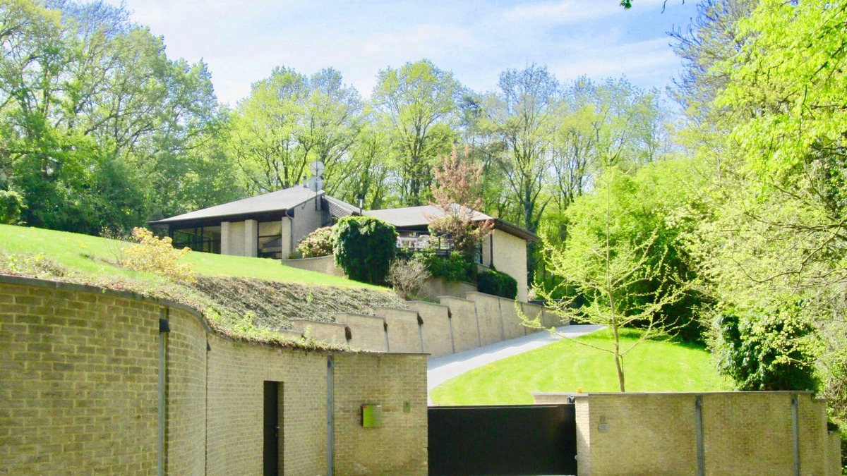 Rixensart Villa | Villa des Templiers - 20 minutes from Brussels Airport - Sleeps 8 to 15 -