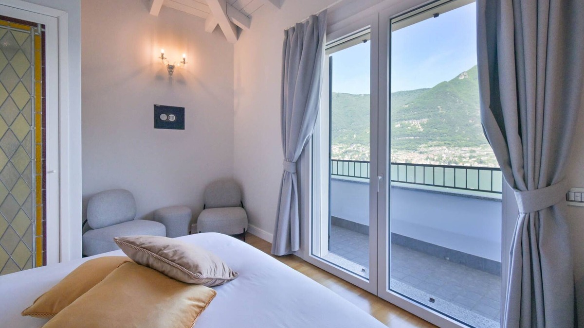 Riva Villa | Villa di Lusso Fronte Lago con Vasca Idromassaggio e Garage