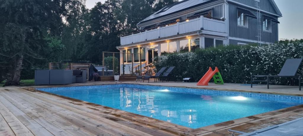 Bergsnas Villa | Villa Elme