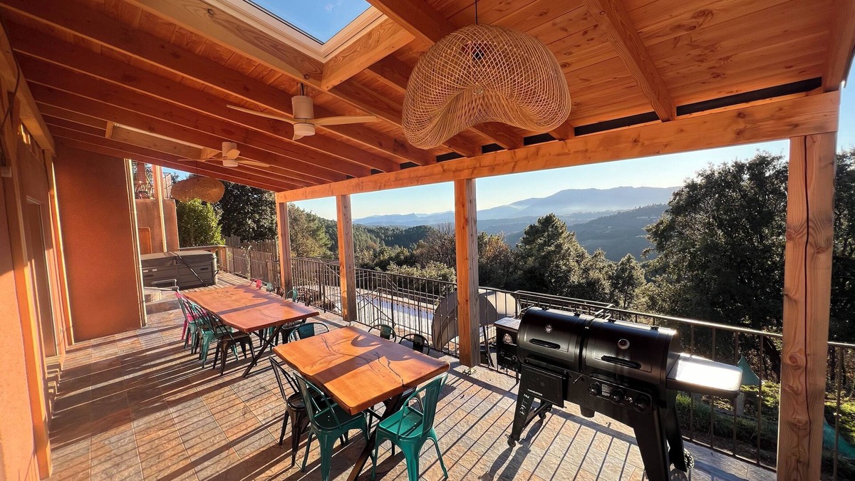 Payzac Villa | Villa epicure gite de groupe calme vue panoramique piscine chauffe salle de jeux