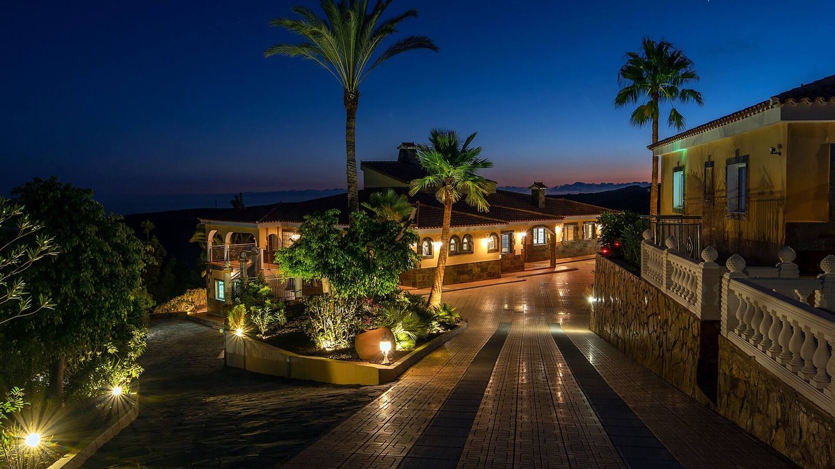 Monte Leon Villa | VILLA-VISTA-MAR with apartment and guest house