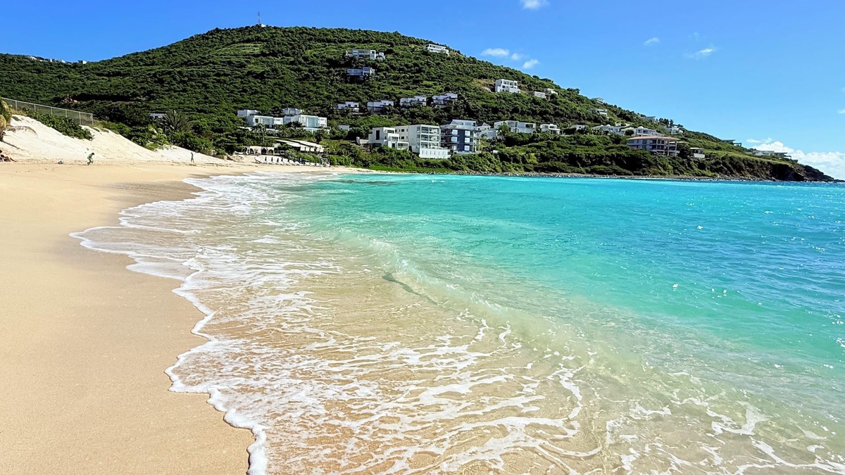 Indigo Bay Apartment | Villa España. Beautiful apartment overlooking a spectacular beach
