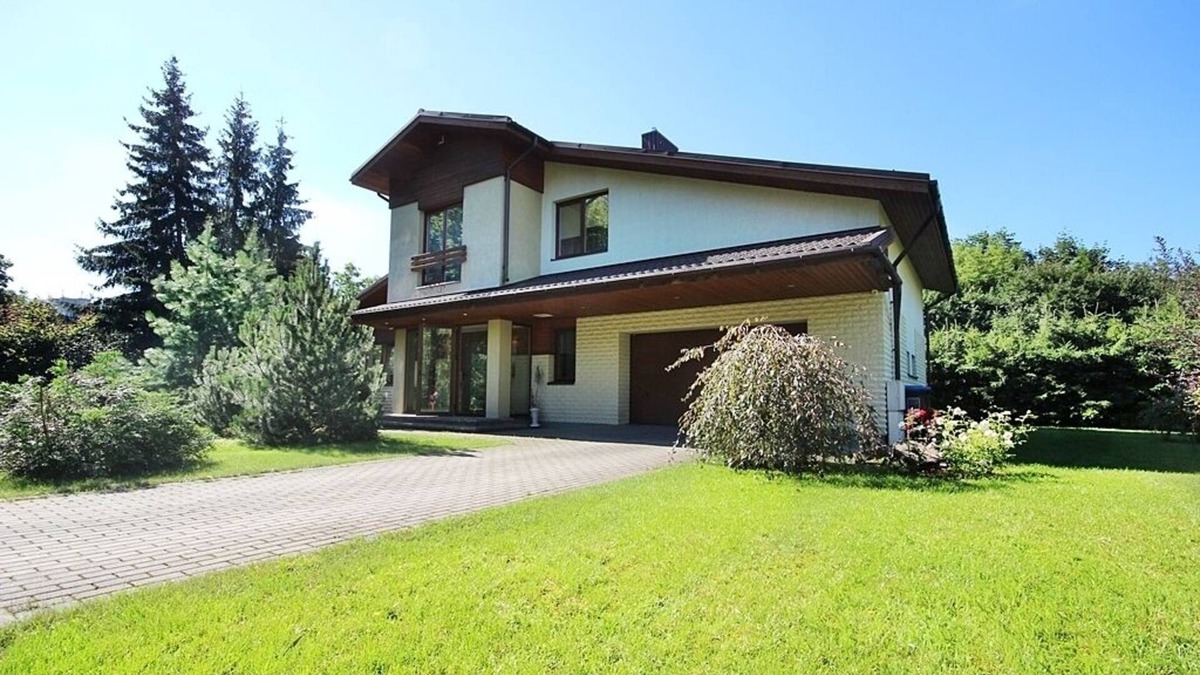 Business District Villa | Villa EverGreen in downtown with private garden (Garage parking/Terrace/Hot tub)