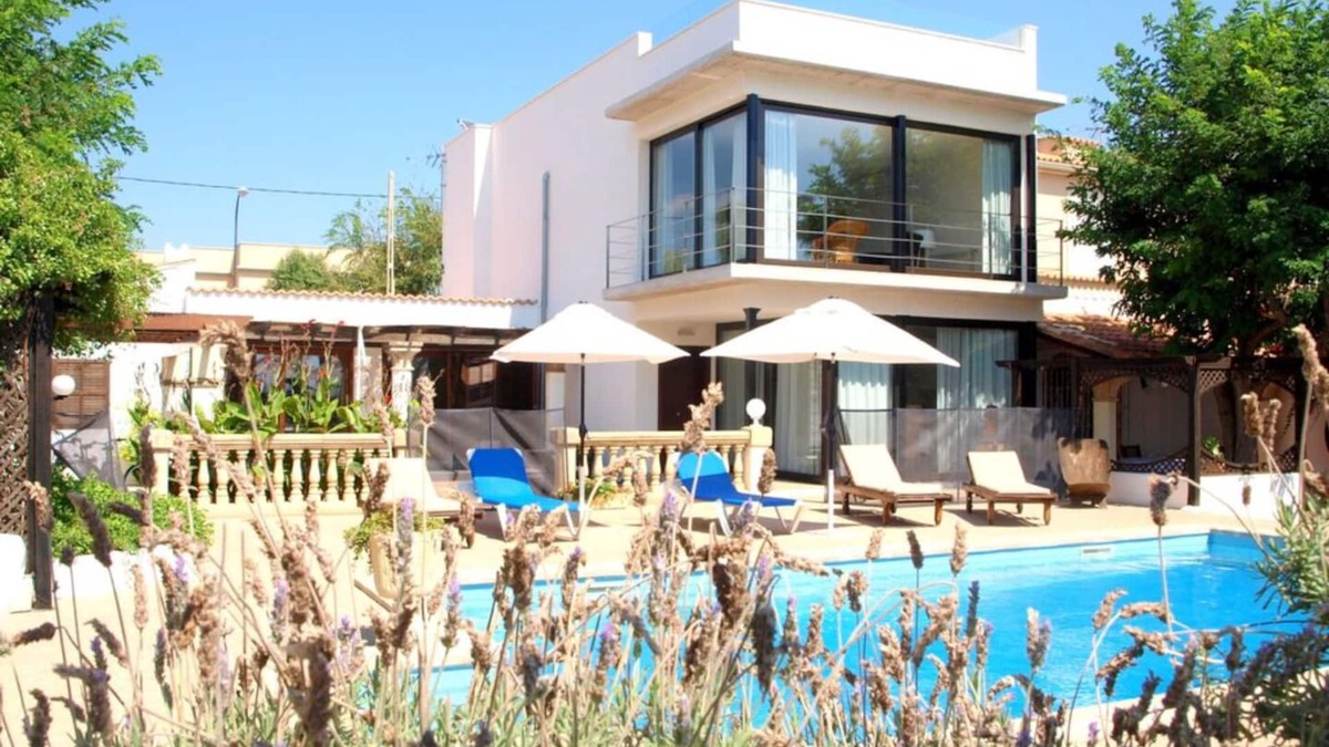 Palma de Mallorca Villa | VILLA FACING THE BEACH WITH SWIMMING POOL AND LARGE GARDEN IDEAL FAMILIES