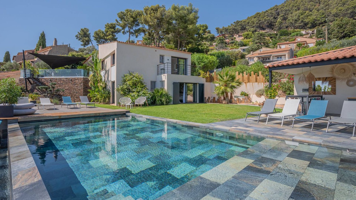 Carqueiranne Villa | Villa facing the sea with fully air-conditioned, 5 bedrooms, 4 bathrooms, garden