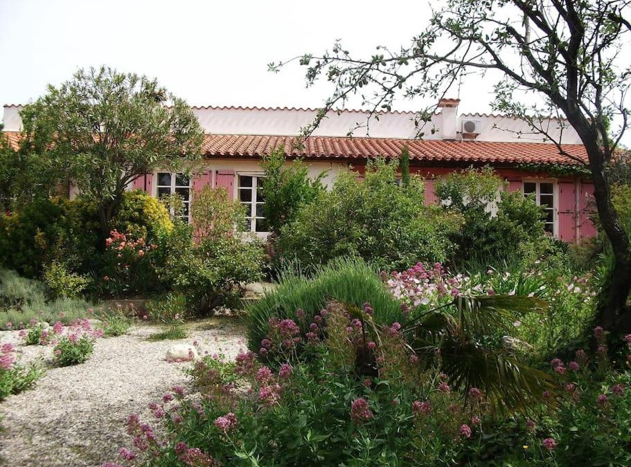 Villeneuve-de-la-Raho House | Villa familale avec piscine et jardin boisé