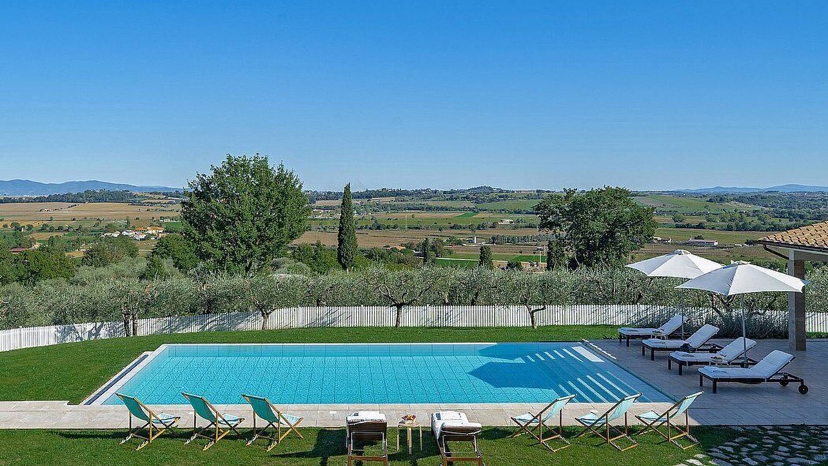 Foiano della Chiana Villa | Villa Fara Grande: An elegant and welcoming three-story villa surrounded by olive groves, with Free WI-FI.