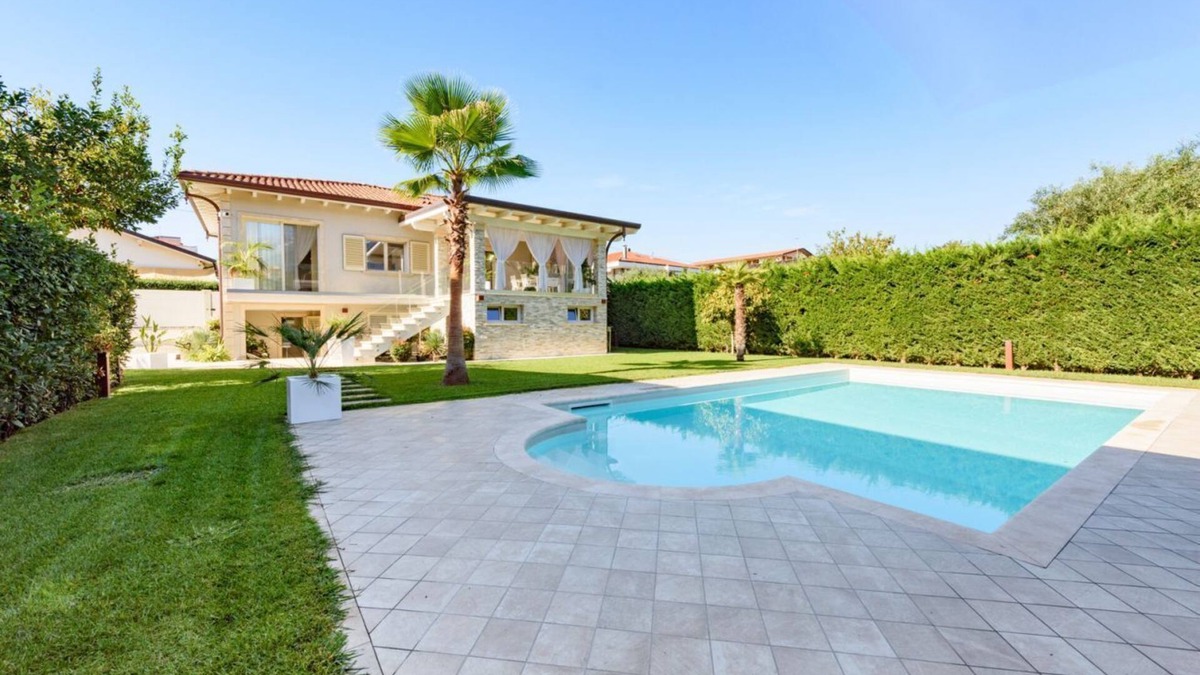 Querceta Villa | Villa Fiumetto by MMega