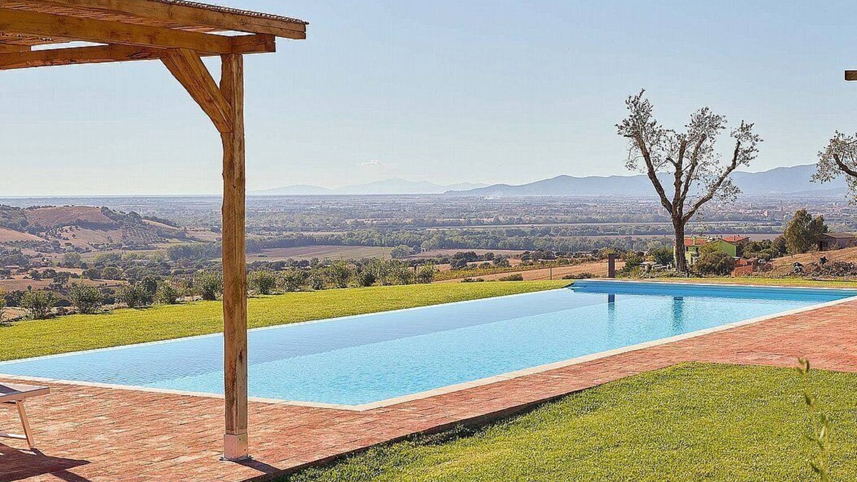 Grosseto Villa | Villa Flores: An elegant and welcoming two-story villa located on top of a small hill, with Free WI-FI.