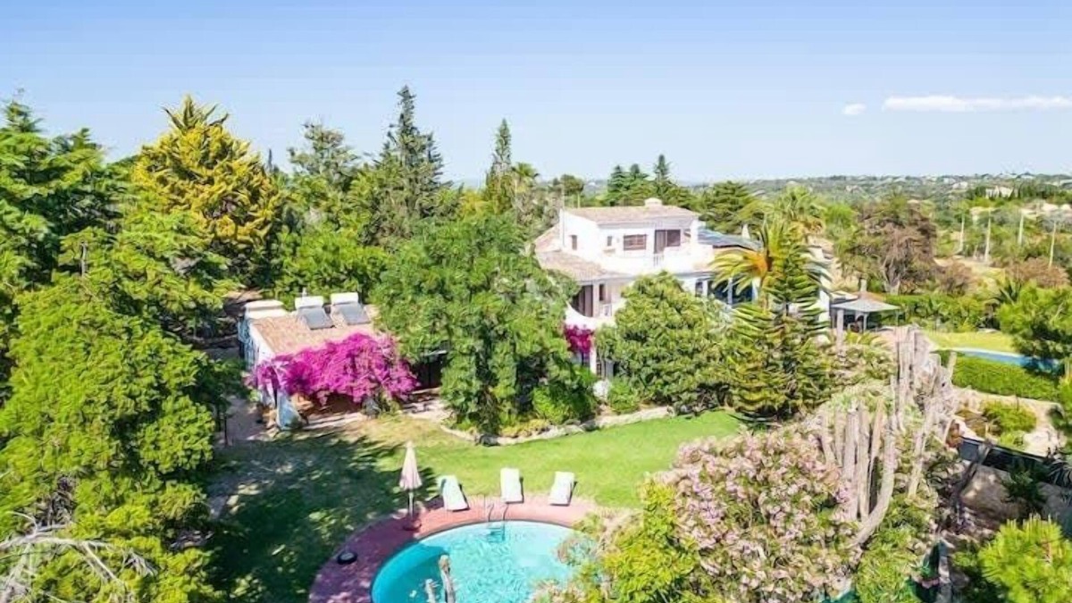 Alcantarilha Villa | Villa Flores - Close to the Amendoeira Golf Resort!