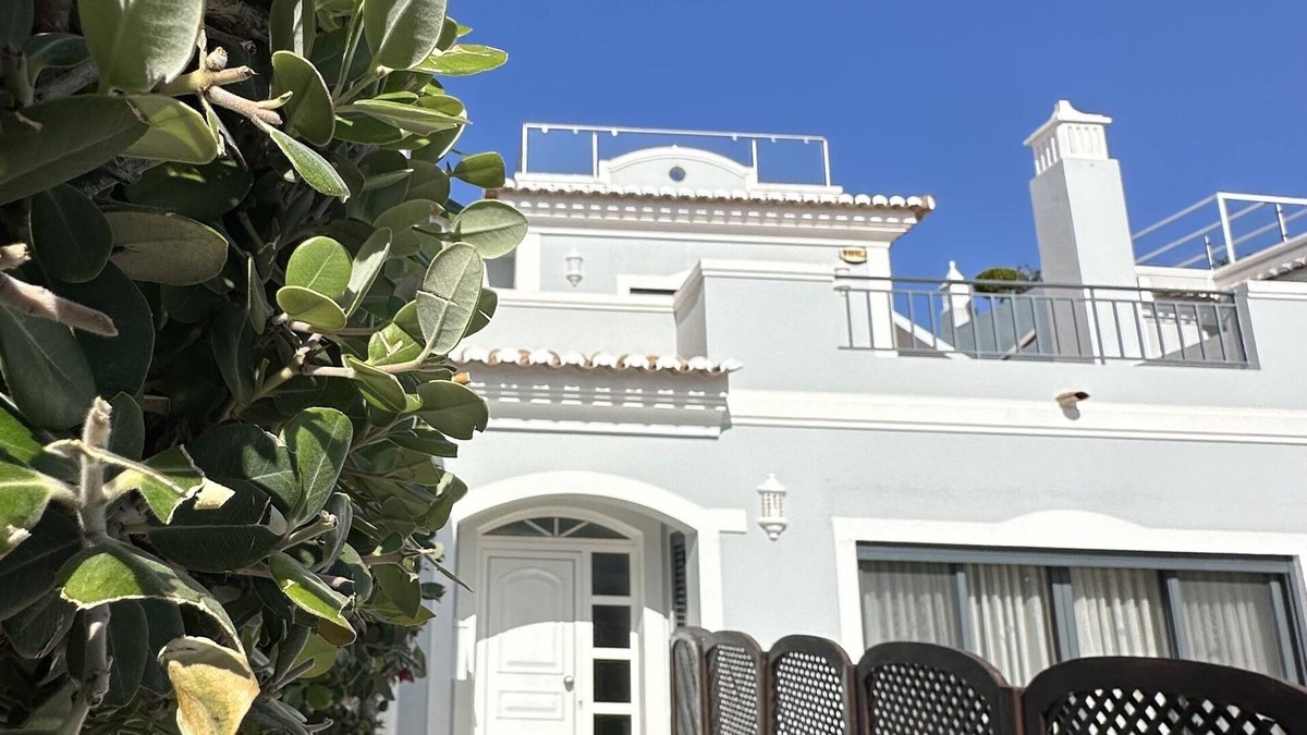 Vale do Lobo Villa | Villa Flores, Vale do Lobo - modern 4 bed, 4 bath, south facing villa with pool