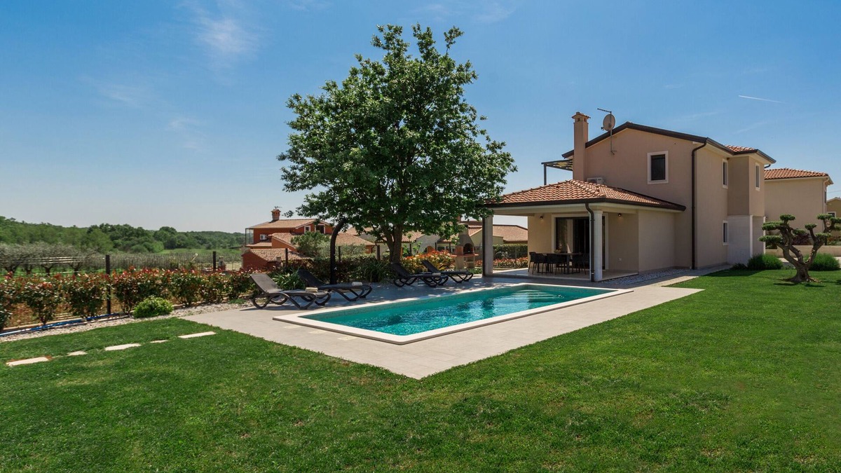 Montizana Villa | Villa for 4-6 people, pool, loungers, garden, panoramic sea view