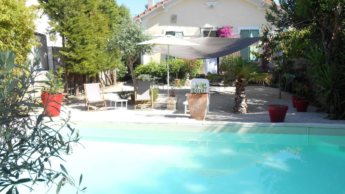 12th Arrondissement Villa | Villa for 6 people, garden/pool, quiet area, free parking
