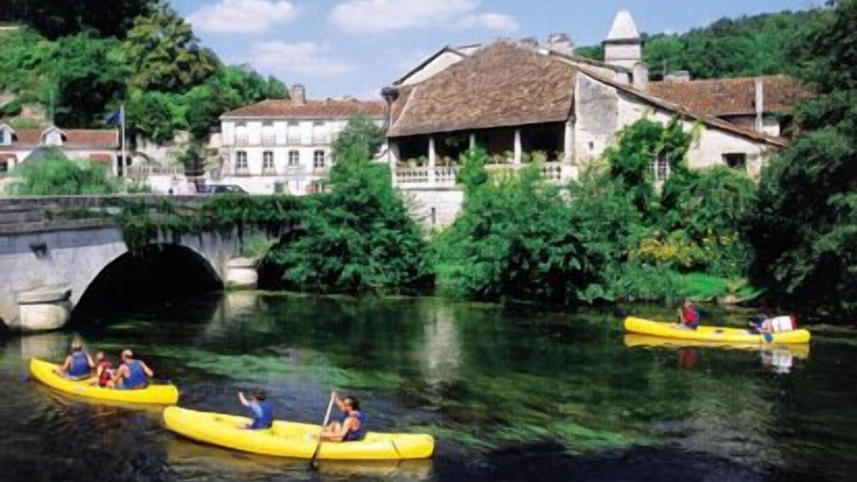 Brantome-en-Perigord Villa | Villa for 1-10 in Dordogne, resto across the lawns and just a stroll to Brantome
