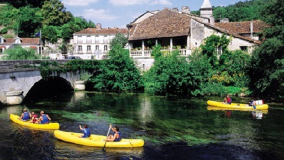 Brantome-en-Perigord Villa | Villa for 1-10 in Dordogne, resto across the lawns and just a stroll to Brantome