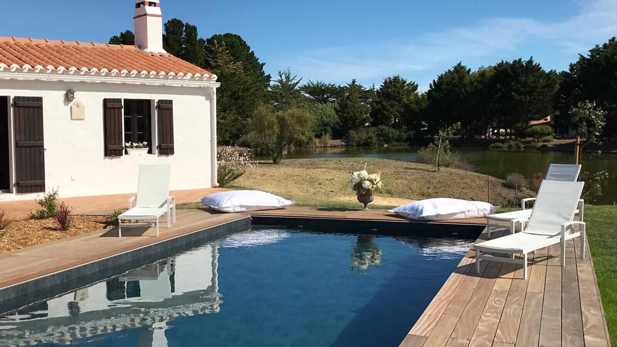 Noirmoutier-en-l'Ile Ski Chalet | Villa for 10 with swimming pool and garden