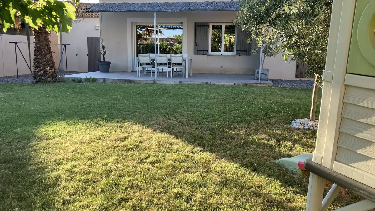 Entraigues-sur-la-Sorgue House | Villa with garden in charming village near Avignon