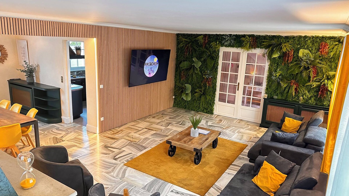 Saint-Fargeau-Ponthierry Villa | Villa with US Ranch-style games room