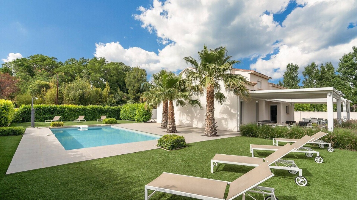 Saint-Genies-de-Fontedit Villa | Villa w/Palm Trees & Pool