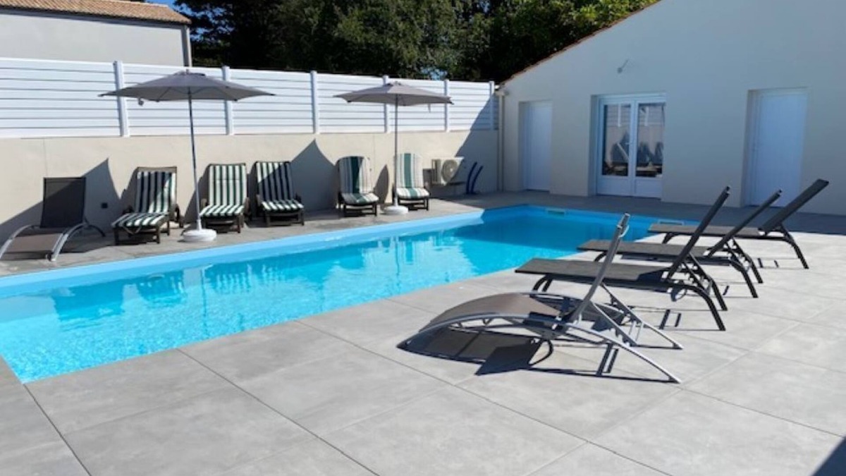 Saint-Gilles-Croix-de-Vie Villa | Villa with terrace for 10, 700 m from the beach, 400 m from shops and market
