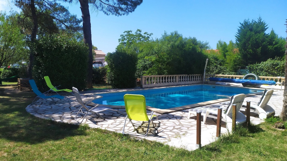 Saint-Julien-les-Rosiers Villa | Villa
