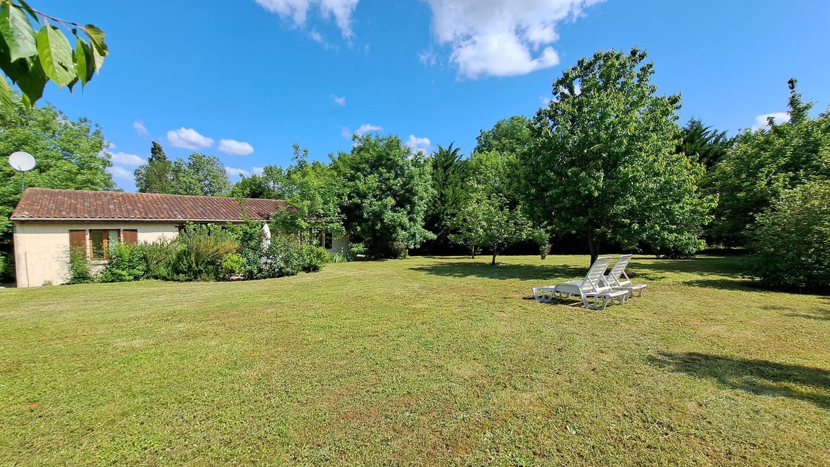 Saint-Pierre-de-Juillers House | Villa Avec Jardin Privé et Accès au Jardin de Jeux Communautaire et Piscine