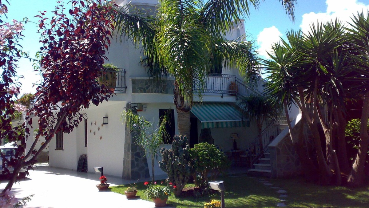 Specchiolla Villa | Villa Francesca 100 mt from the sea. It can accommodate up to 10 guests.