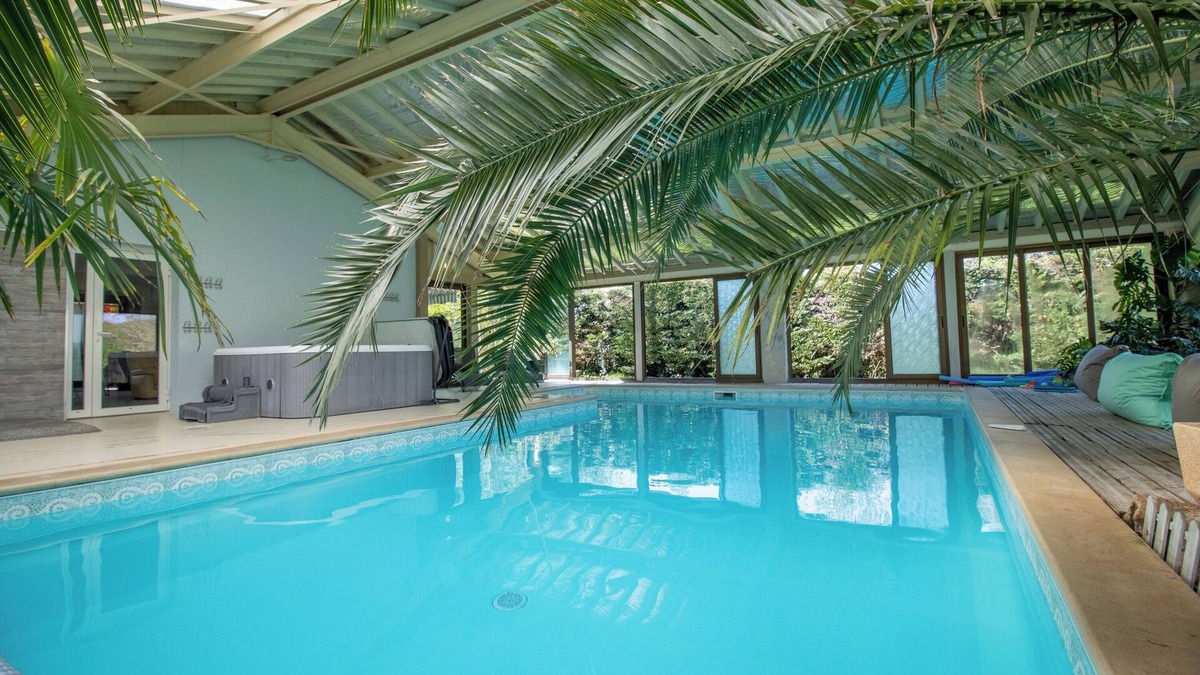 Cherveix-Cubas Villa | Villa 'Gîte Piscine Et Jacuzzi Intérieurs' with Pool, Terrace, Garden & Wi-Fi