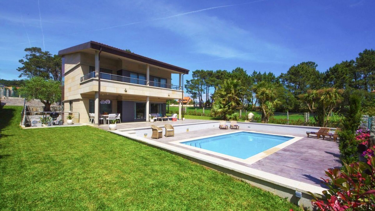 Montalvo Villa | Villa Galiza - Five Bedroom Villa, Sleeps 10
