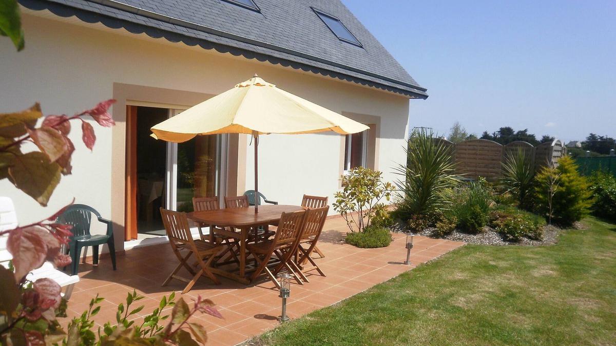 Plougrescant Villa | Villa 'Gite Bord de Mer Jacuzzi' with Private Terrace and Wi-Fi