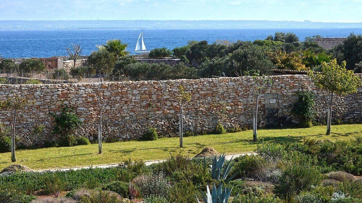 Favignana Villa | Villa Giuliva: A bright and sunny one-story villa located in Favignana, in the wonderful archipelago of the Egadi Islands, with Free WI-FI.