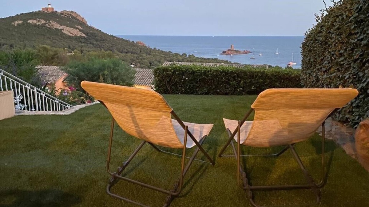 Le Dramont Villa | Villa, golden island view, a stone's throw from the beach. Breathtaking view!