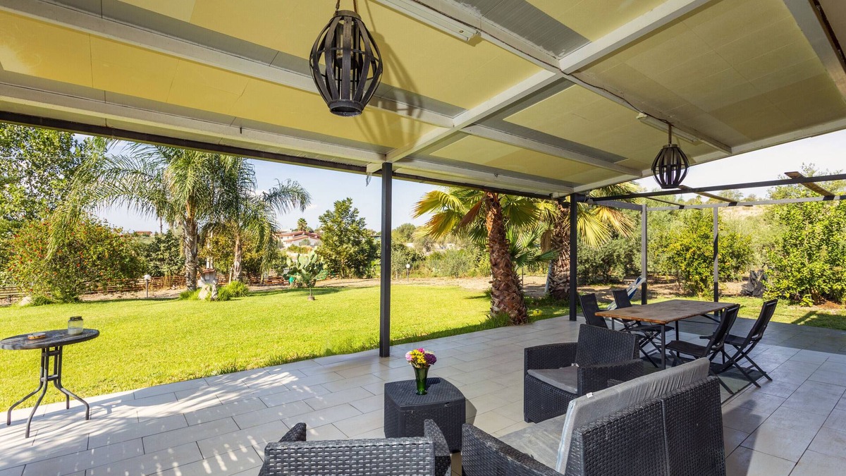 Carlentini Villa | Villa 'Green Garden' with Private Terrace, Wi-Fi and Air Conditioning